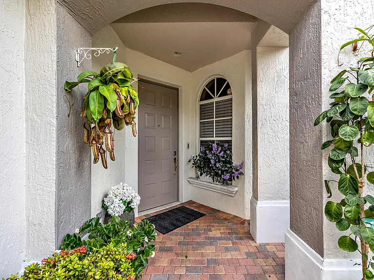 6407 Bella Cir #403 — Photo 1