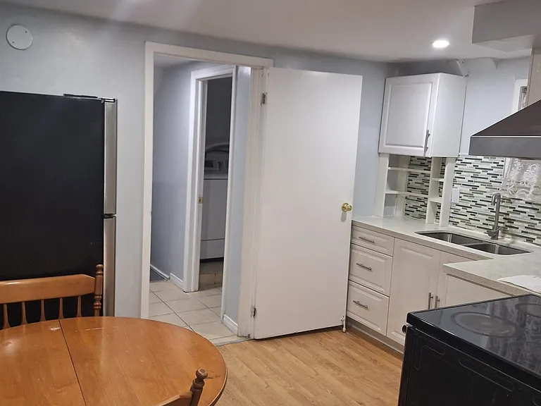 6387 Chaumont Cres — Photo 7