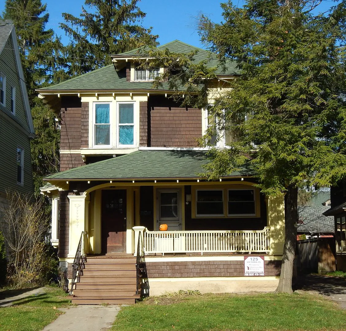 125 Victoria Place - Available 6/1/27 - Lovely House With Front Porch And Off-Street Parking — Photo 1