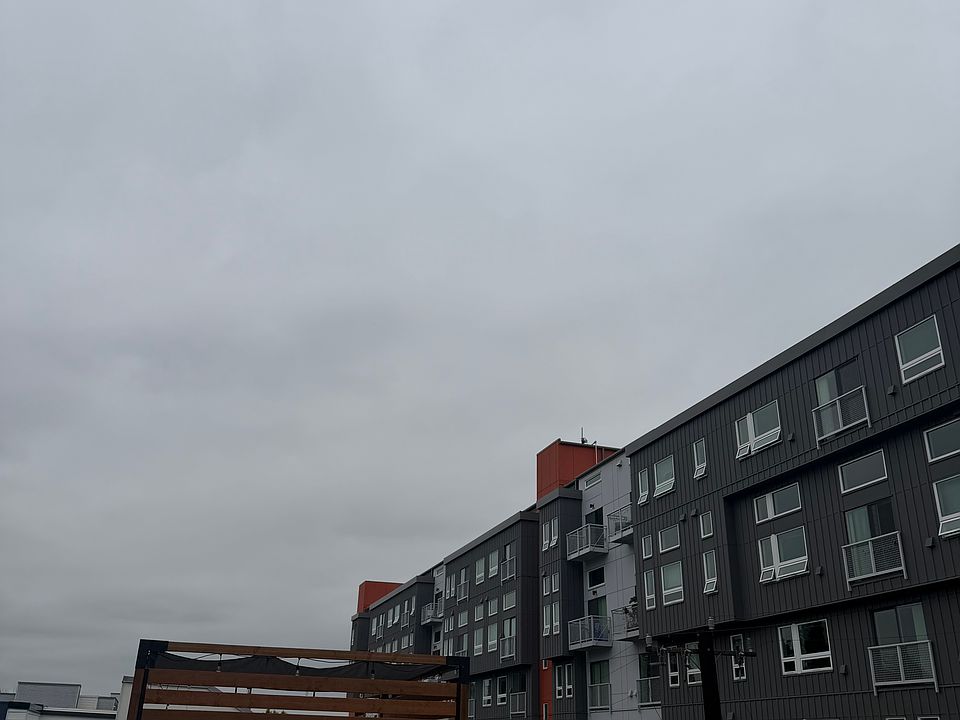 1st image of 907 Hiawatha Pl S #E