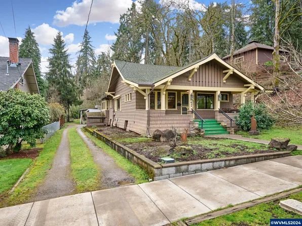 411 W Main St, Silverton, OR 97381