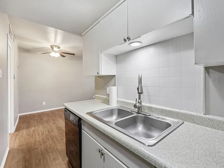 Premier Gardens Apartments — Photo 53