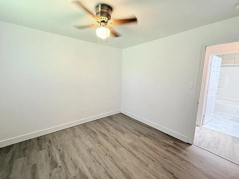 610 W Avenue B — Photo 25