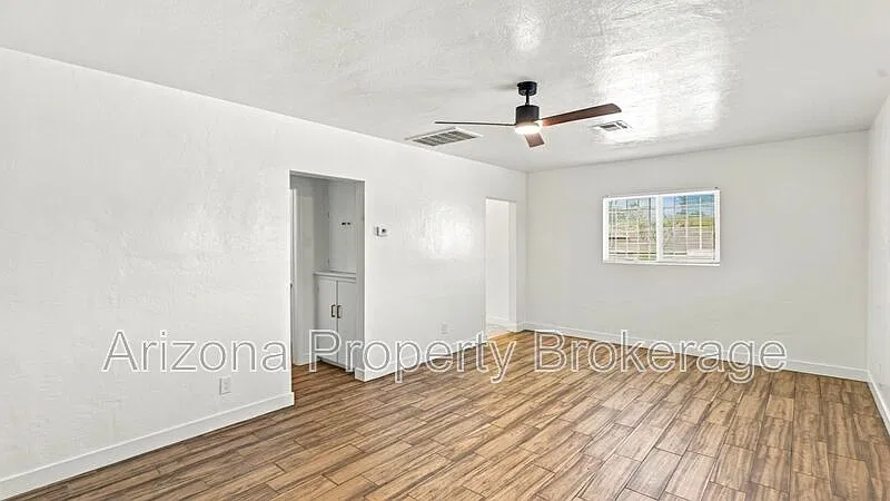 1 bed, 1.0 bath, 702 sqft, $1,250 — Photo 2