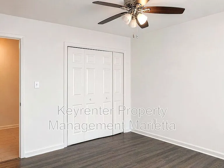723 Hanover Ln — Photo 7