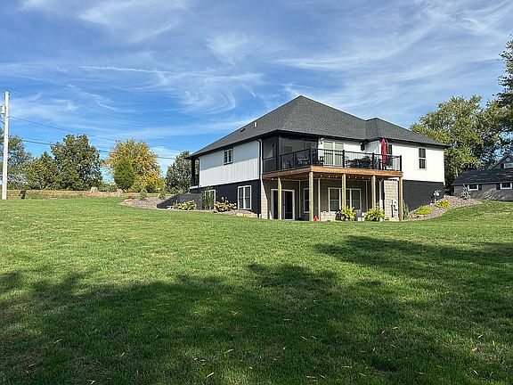 5th image of 404 S Truman Rd