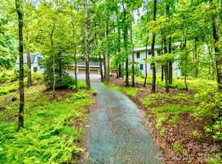 154 Chestnut Ln, Cedar Mountain, NC 28718