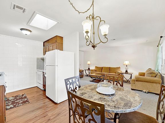 5th image of 279 Berwick Court #B