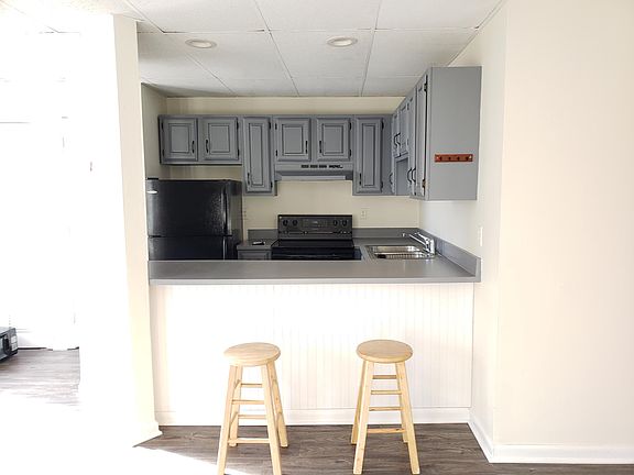 Kitchen with dinning island