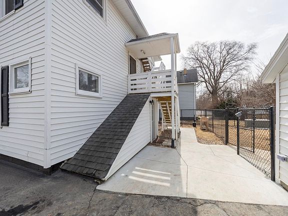 3rd image of 1115 5th Ave NW #2