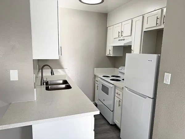 Studio, 400 sqft, $851 — Photo 3