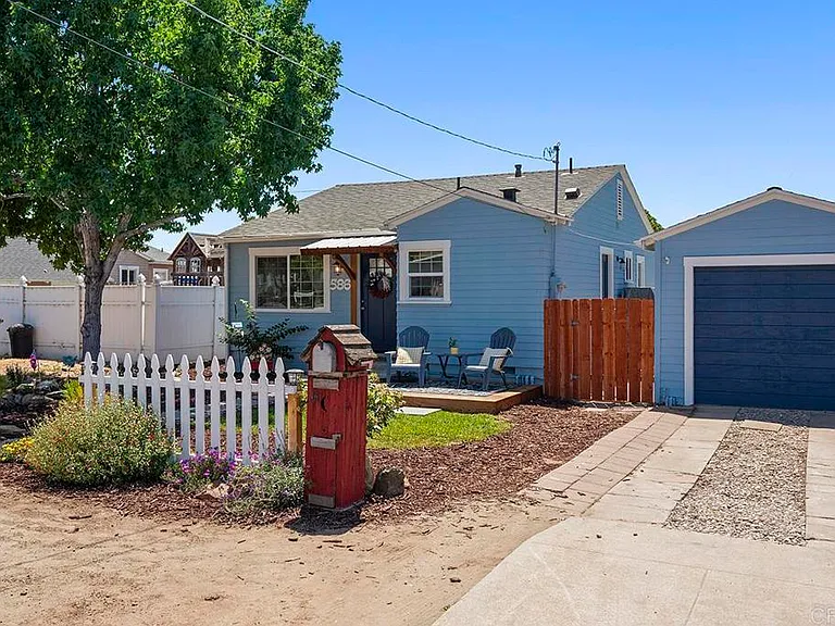 586 Del Mar Ave — Photo 2