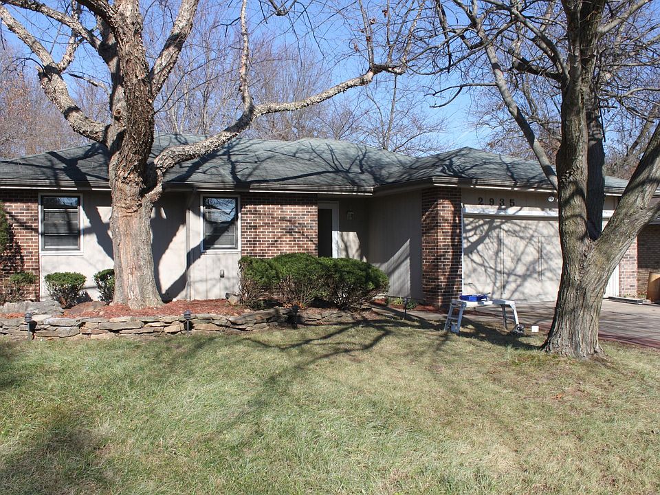 2935 East Linwood