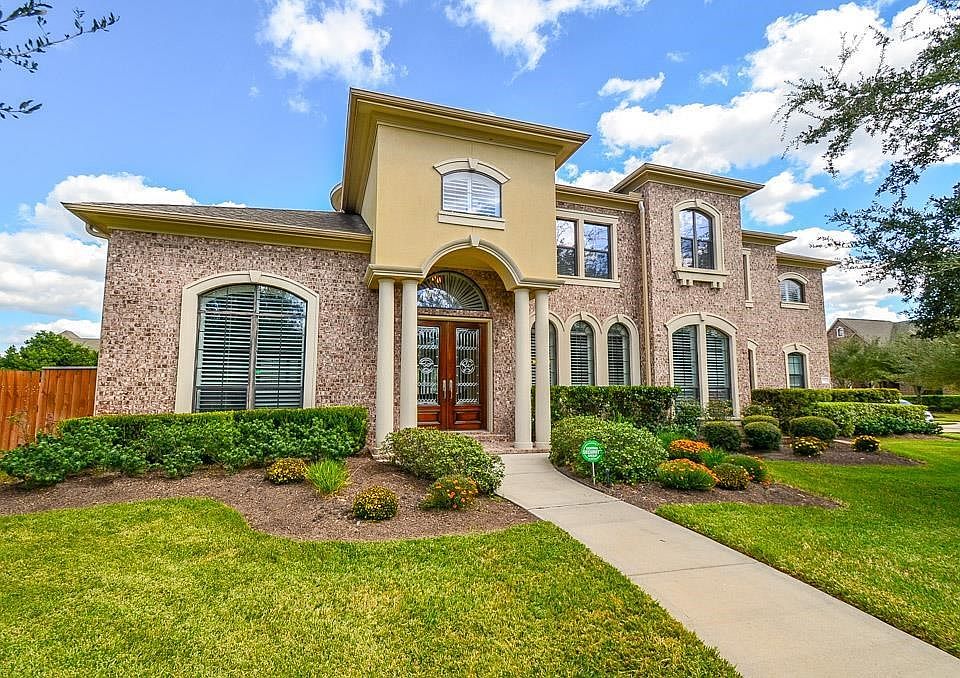 Absolutely gorgeous 4 bedroom home in the highly desired Seven Meadows subdivision! Quiet enclave on over  17,000  lot. Built by Partners in Building.