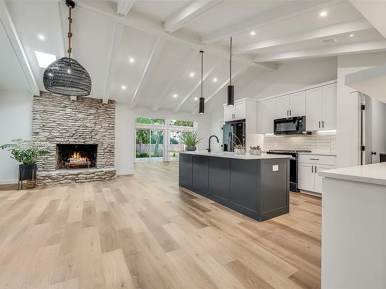1707 Fawn Dr — Photo 2