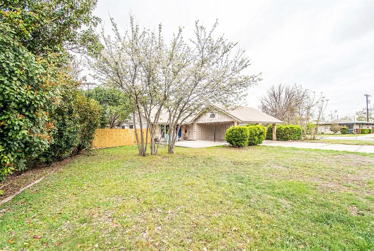 Building Photo - 8206 Exmoor Dr #A