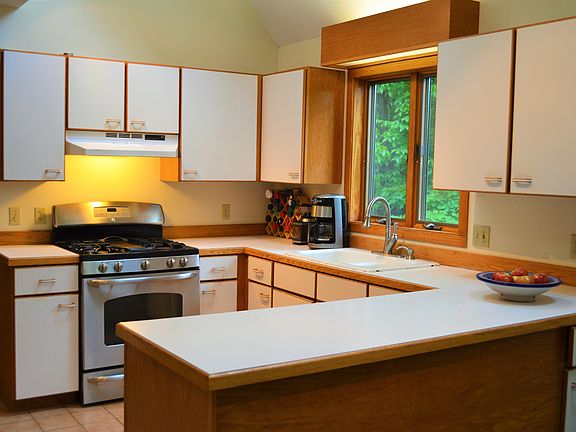 Kitchen with peninsula 