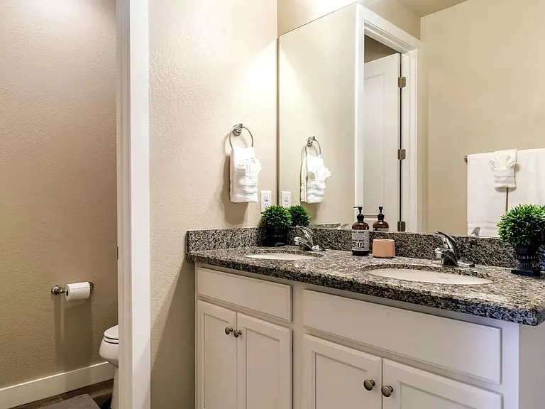 2556 W Clement Cir — Photo 21