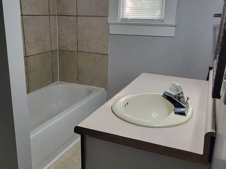 438 E Creighton Ave — Photo 11