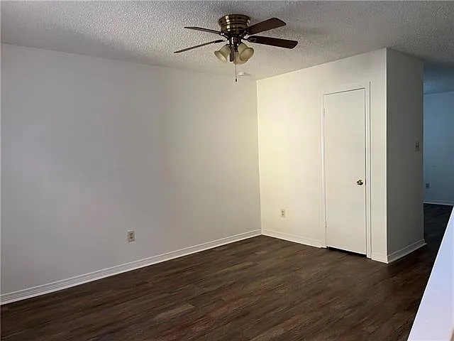 2 bed, 1.5 bath, 900 sqft, $1,100 — Photo 3