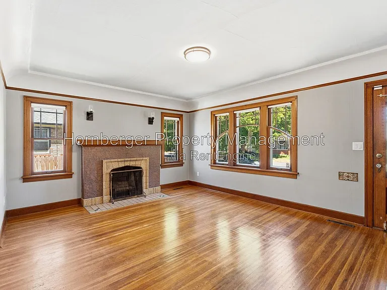 1210 S Maple St — Photo 6
