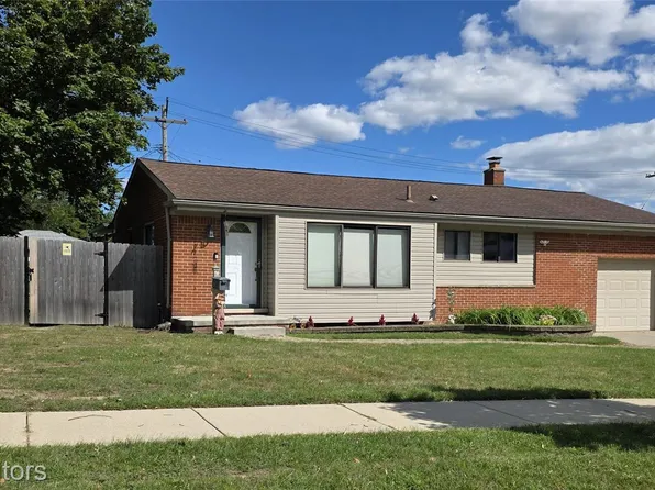 1136 N Selfridge Blvd, Clawson, MI 48017