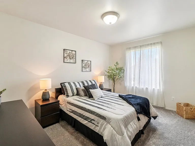 Beautiful bedroom in 2 bedroom apartment in Clinton Township