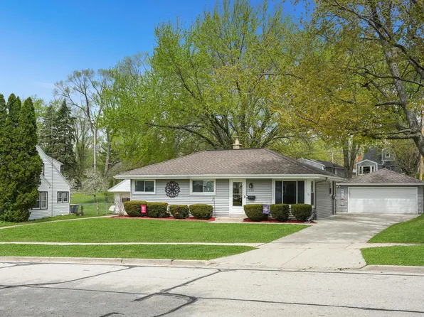 318 Dodie DRIVE, Waukesha, WI 53189