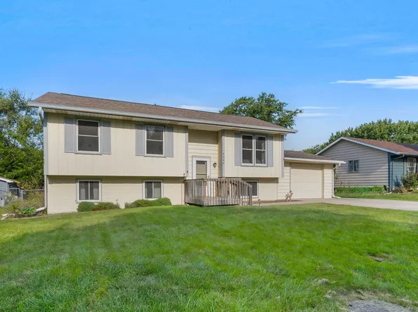 9360 Elmcrest Dr, Norwalk, IA 50211