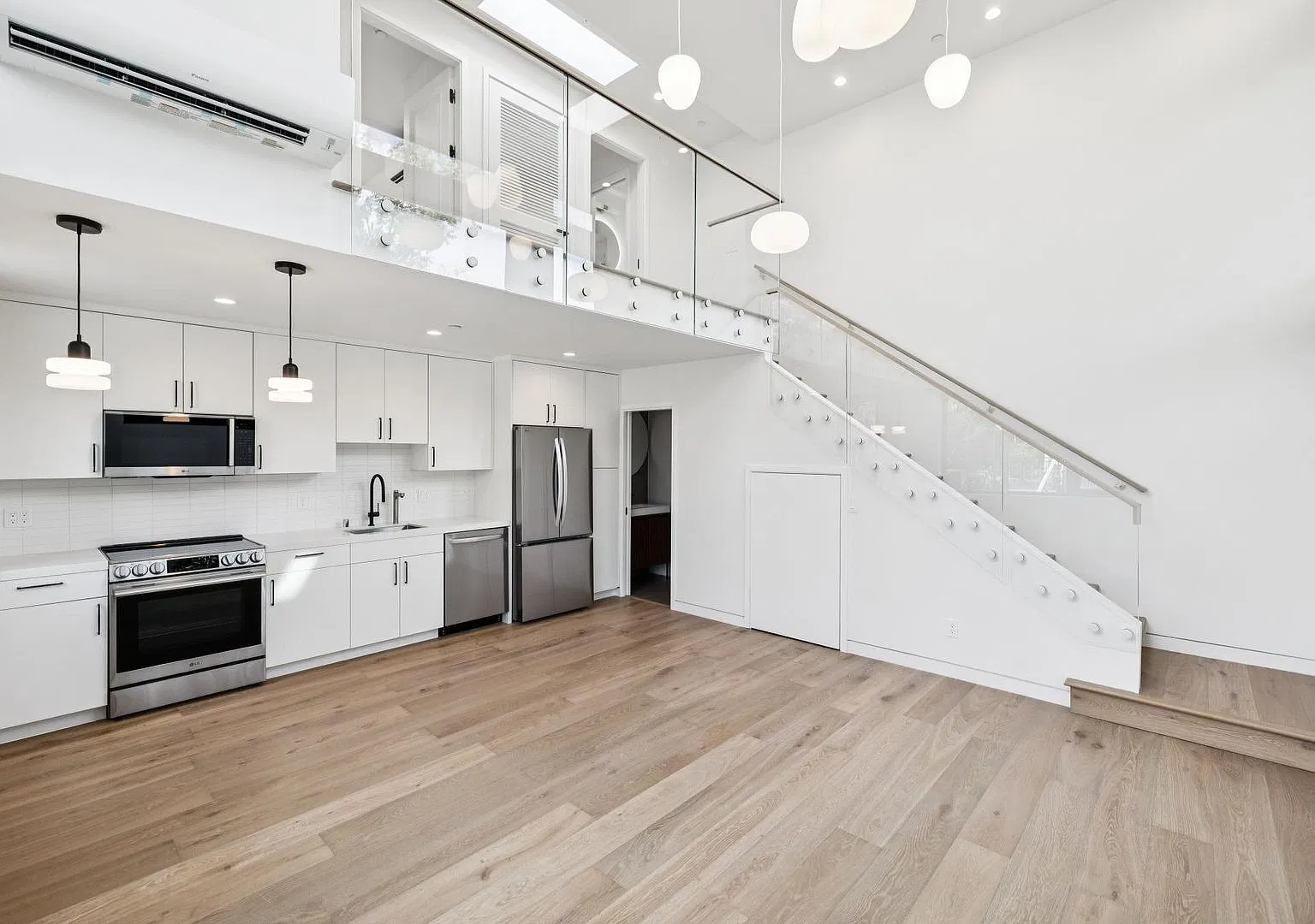 Contemporary 2 Bedroom Home Available in Old Palo Alto Available Now! — Photo 4