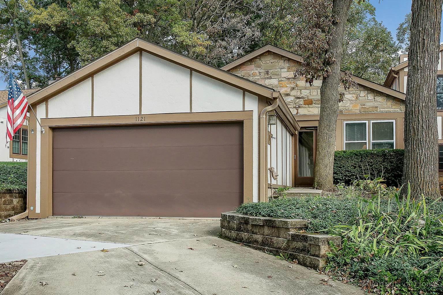 1121 Wheaton Oaks Dr photo 1