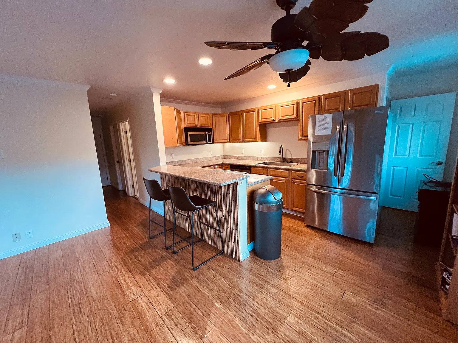 3 bed, 1000 sqft, $3,500 — Photo 2