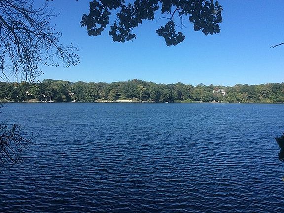 120 feet of lakefront