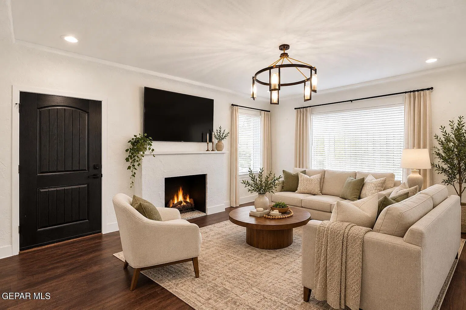 2 bed, 1.0 bath, 1589 sqft, $2,400 — Photo 3