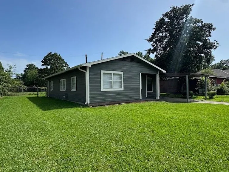 1819 Lincoln Dr — Photo 3