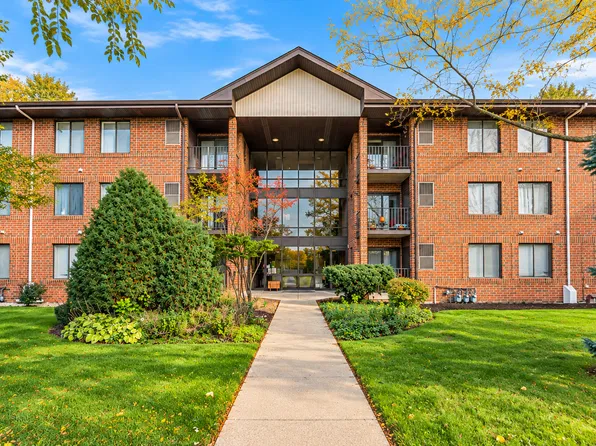 5703 S Cass Ave APT 103, Westmont, IL 60559