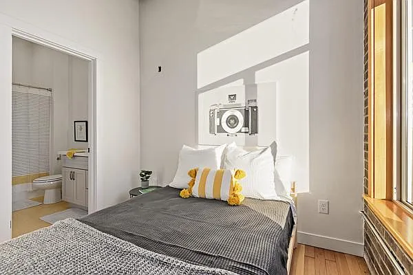 290 Burnett Ave S — Photo 4