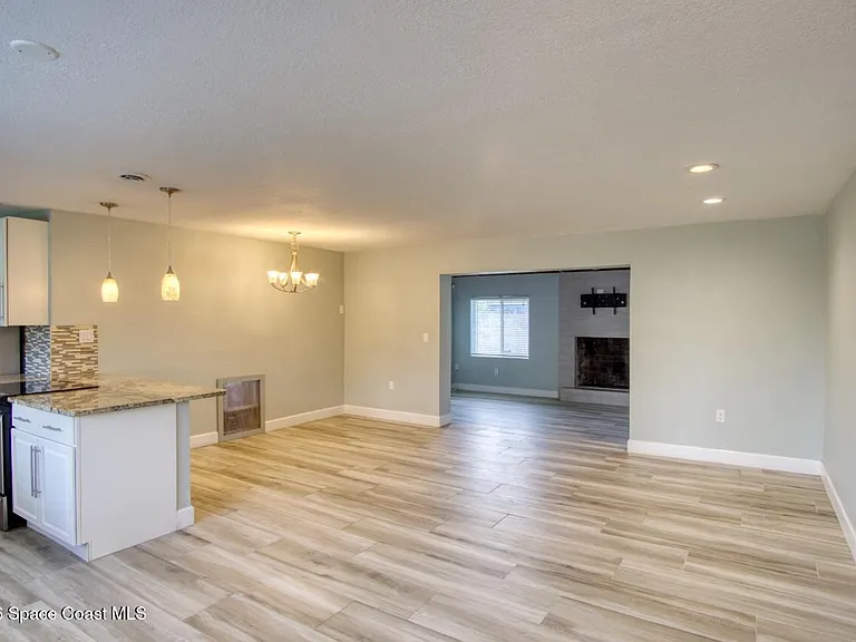 341 W Arlington St — Photo 7