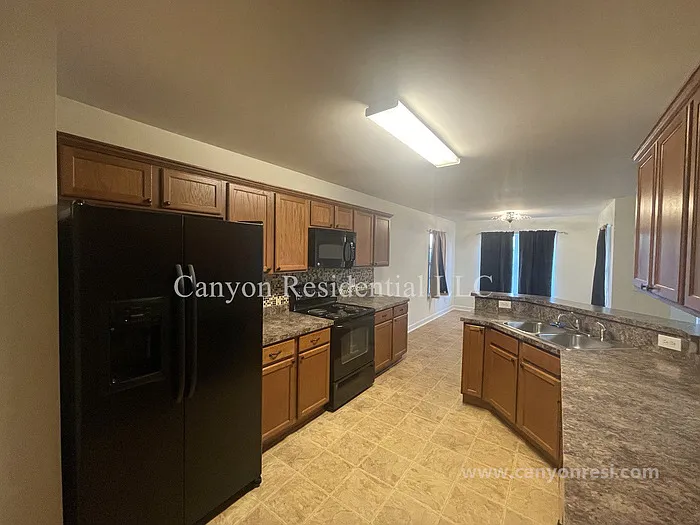 1604 Cedrow Dr — Photo 2