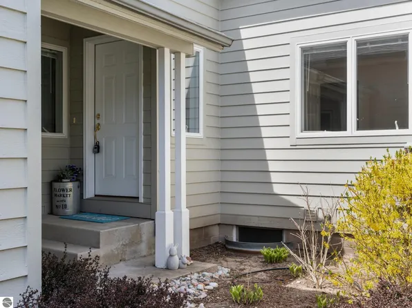 3812 Country Club Dr, Traverse City, MI 49684