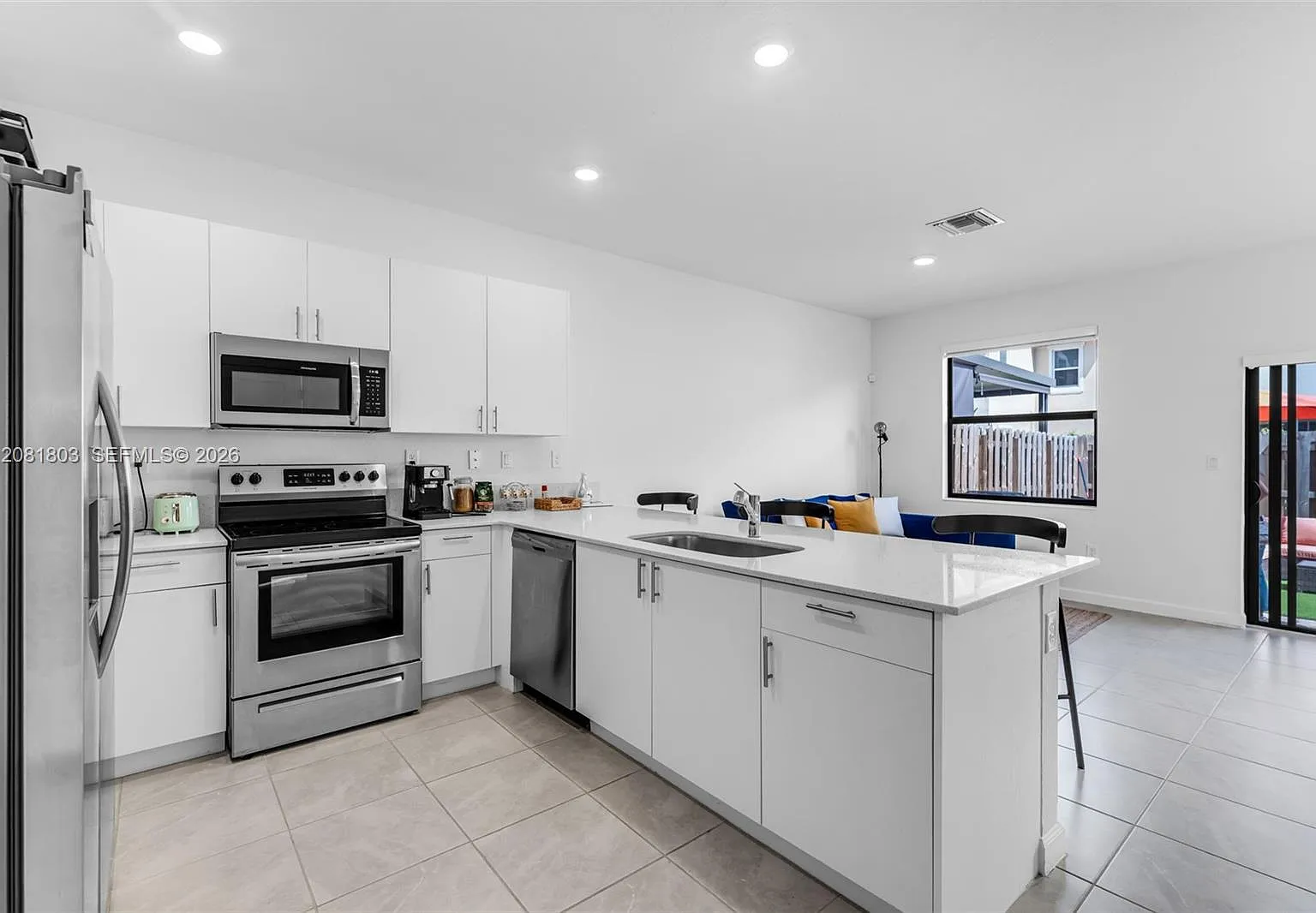 3 bed, 2.5 bath, 1393 sqft, $2,500 — Photo 2