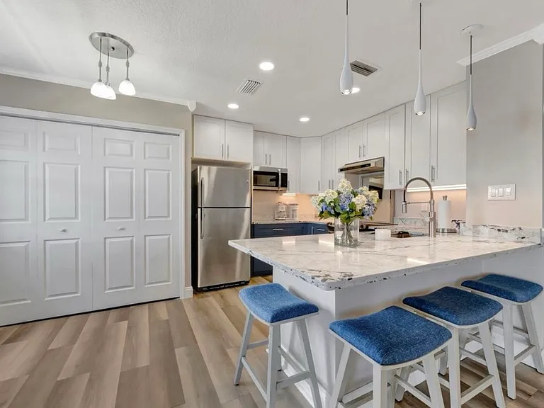 117 Pompano Dr SE #D — Photo 4