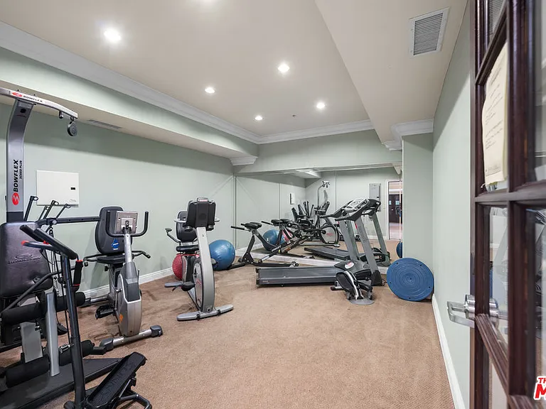 837 Crenshaw Blvd #301 — Photo 57