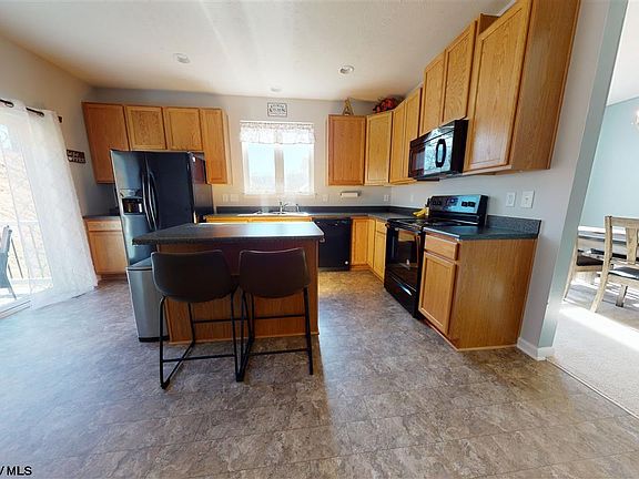 5th image of 150 Woodbury Dr