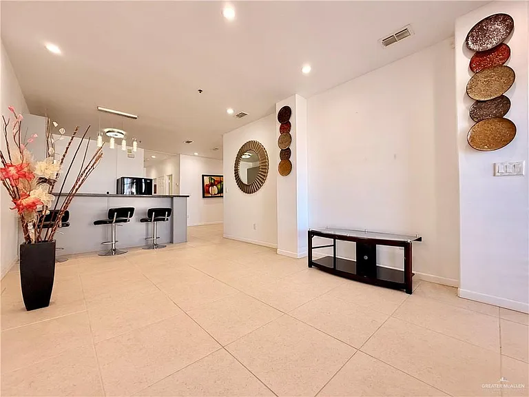 813 Travis St #207 — Photo 13