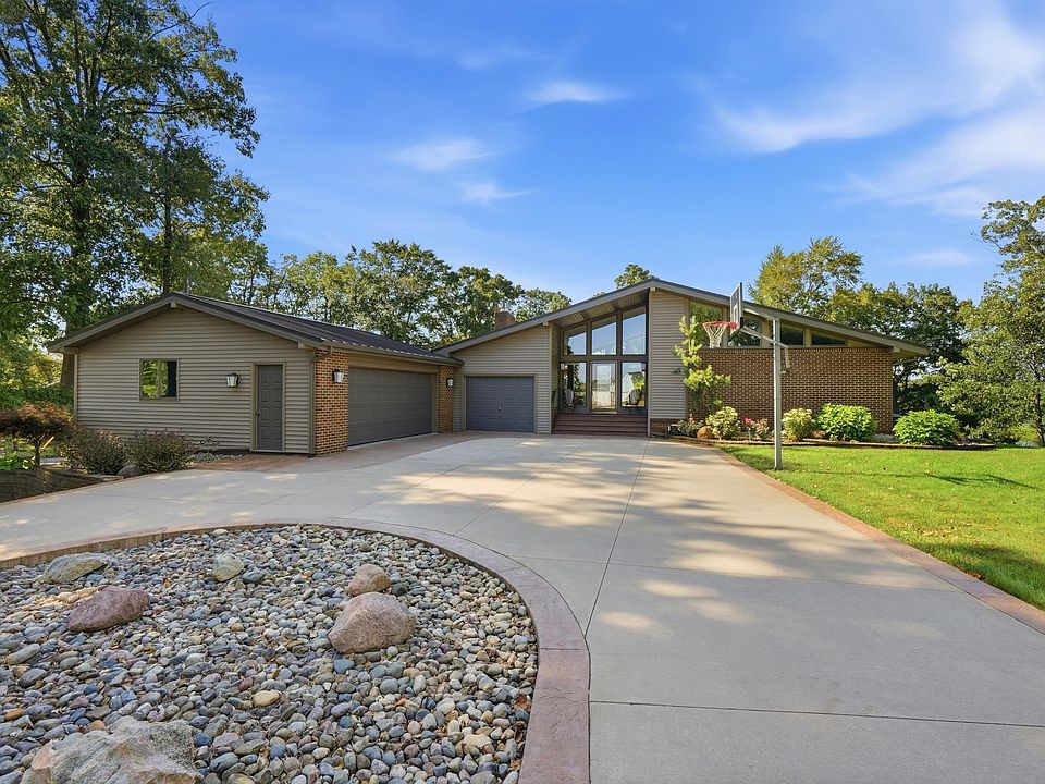 1st image of 1420 Lake Bluff Dr