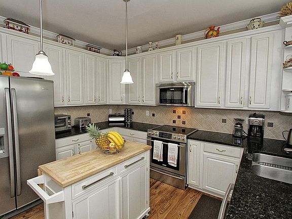 3rd image of 525 Oak Alley Way