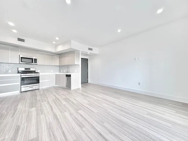 838 S La Brea Ave — Photo 14