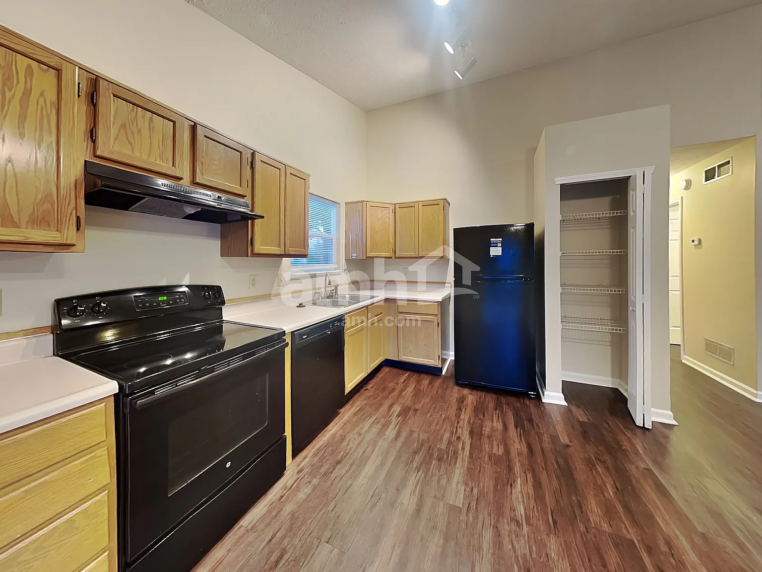 3 bed, 2.0 bath, 1255 sqft, $1,705 — Photo 4