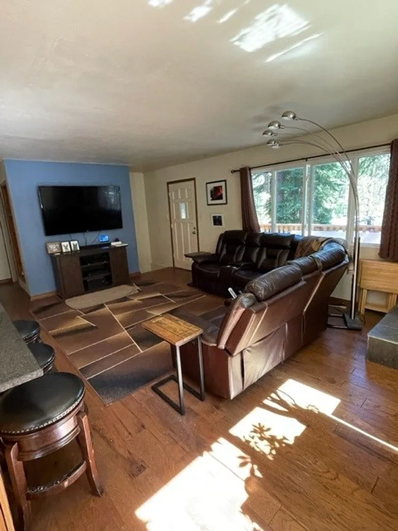 Charming pet friendly home available for a Seasonal lease 3-6 months starting Nov. 15th- May 1st! — Photo 4